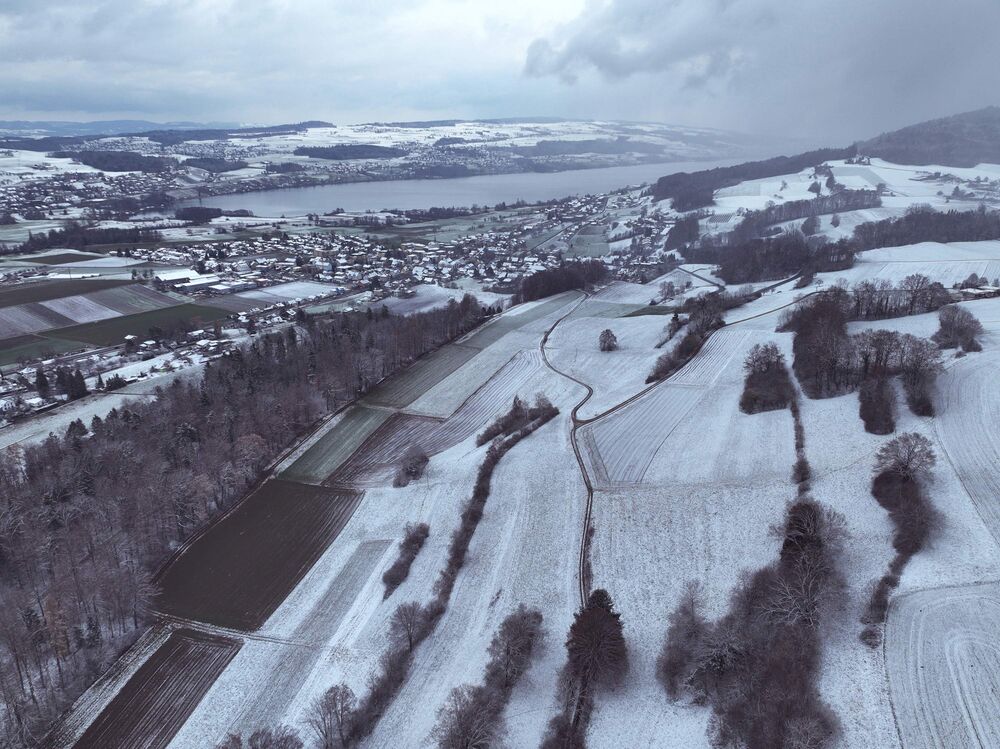 Am 20. November fiel der erste Schnee bis ins Flachland. Blick von Dürrenäsch AG aus in Richtung Hallwilersee, am 21. November. (Foto: Andreas Walker)